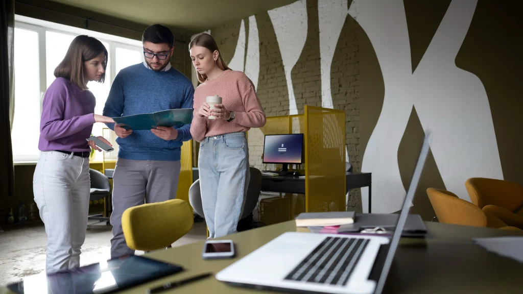 Professional digital marketers at Calectia discussing social media strategy on a laptop, highlighting transparency and credibility